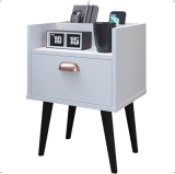 Mesa de Cabeceira Compacta Retrô com Suporte para Celular Milena Gaveta e Puxador Concha (Branco)